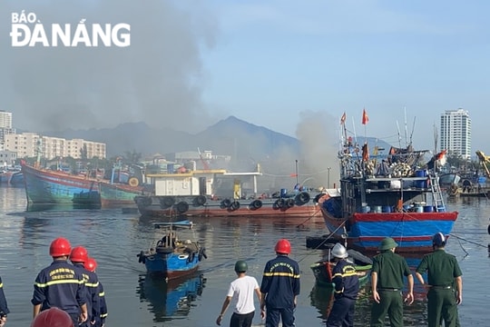 Cháy tàu cá tại âu thuyền Thọ Quang