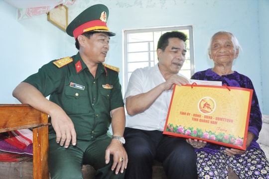 Phó Bí thư Thường trực Tỉnh ủy Lê Văn Dũng dâng hương tri ân anh hùng liệt sĩ, tặng quà gia đình chính sách