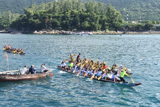 Sôi nổi giải đua ghe ngang xã Tân Hiệp