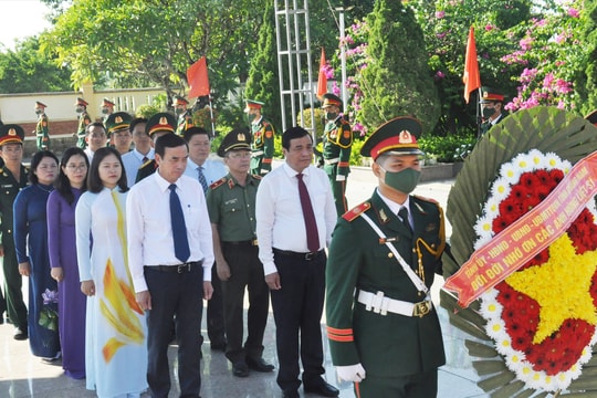 Bí thư Tỉnh ủy Phan Việt Cường dâng hương tri ân các Mẹ Việt Nam anh hùng, anh hùng liệt sĩ tại Đà Nẵng