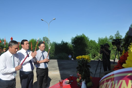 Lãnh đạo tỉnh dâng hương tri ân các anh hùng liệt sĩ tại Tượng đài Chiến thắng Núi Thành
