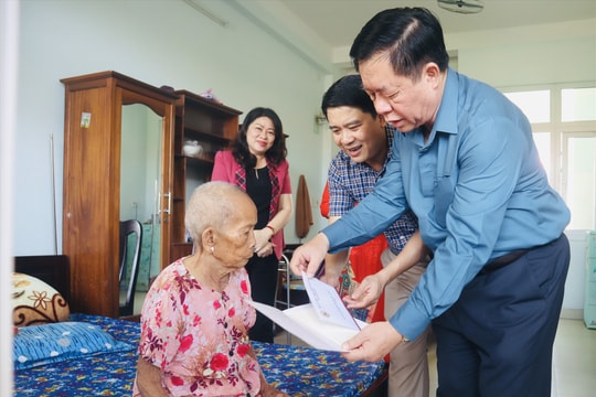 Trưởng ban Tuyên giáo Trung ương Nguyễn Trọng Nghĩa thăm, tặng quà tại Trung tâm Nuôi dưỡng, điều dưỡng người có công Quảng Nam