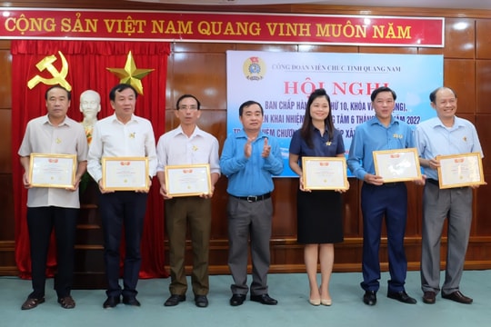 Trao Kỷ niệm chương “Vì sự nghiệp xây dựng tổ chức công đoàn” cho 14 cá nhân