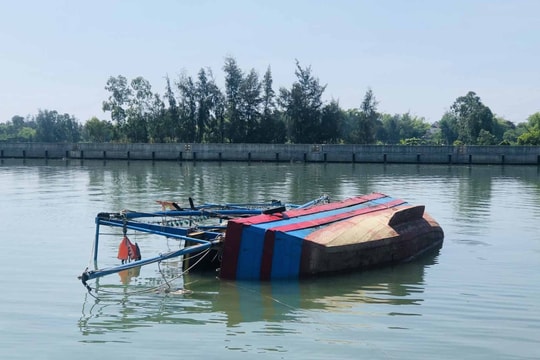 Tàu cá của ngư dân xã Bình Minh bị chìm tại âu thuyền Hồng Triều