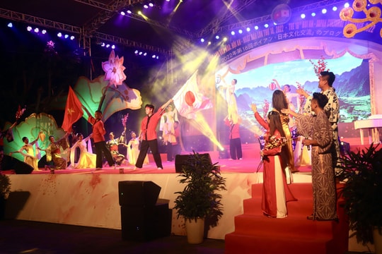 Chỉ dấu vun đắp tình bang giao