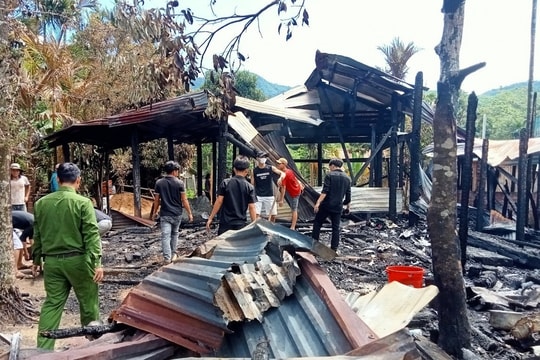 Hỏa hoạn thiêu rụi căn nhà của hộ đồng bào Ca Dong ở xã Trà Bui