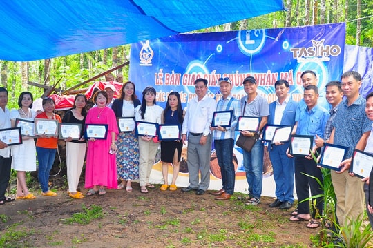 Công ty CP Trầm hương TMT và Hợp tác xã Trầm hương Tasiho bàn giao giấy chứng nhận mã QR Code cho nhà đầu tư