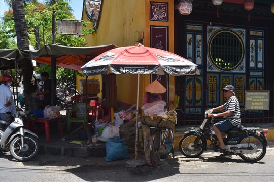Những phận đời sau đôi gánh hàng rong