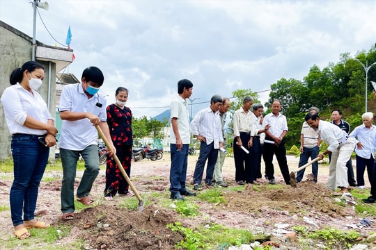 Tập huấn kỹ thuật trồng rừng gỗ lớn cho người dân xã Quế Trung
