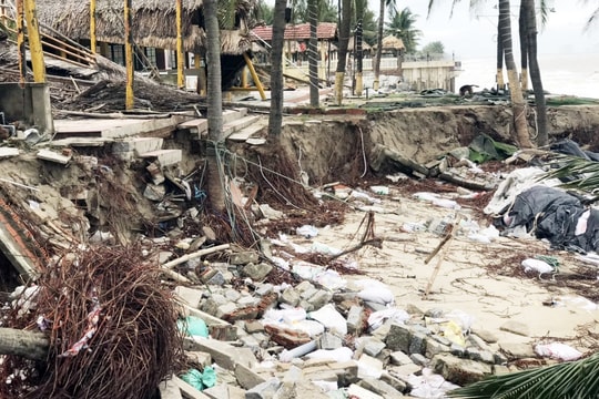 Bờ biển Cửa Đại hoang tàn sau bão Noru