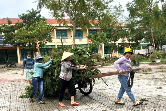 Dọn dẹp đón học sinh trở lại trường sau bão