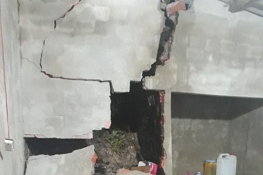 Nông Sơn: Một nhà dân ở xã Quế Lâm bị đổ sập do sạt lở núi