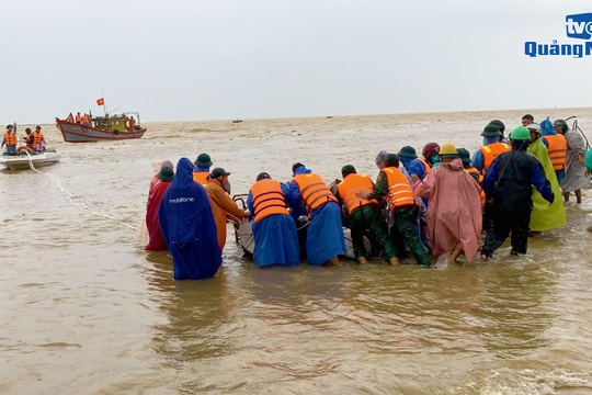 [VIDEO] - Trục vớt ca nô và tàu du lịch bị cháy, chìm ở biển Cửa Đại để phục vụ điều tra