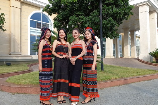 Phụ nữ Quảng Nam giữ gìn câu hát ru và trang phục truyền thống