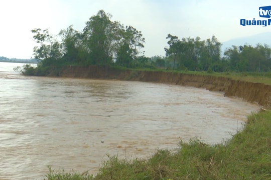 [VIDEO] - Rợn người cảnh “hà bá” nuốt chửng bờ sông Vu Gia