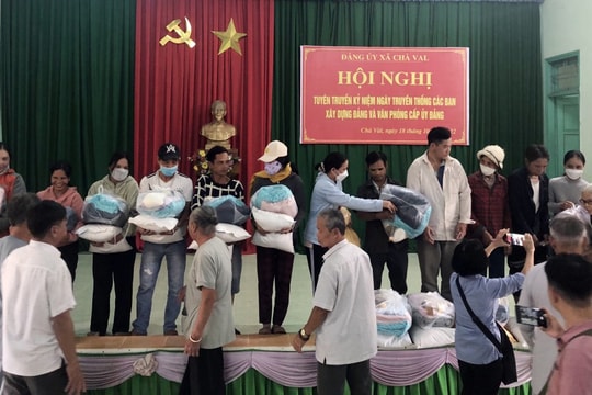 Tặng 300 phần quà cho người dân vùng cao Nam Giang