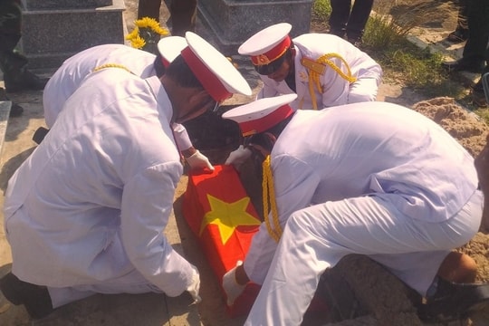 Duy Xuyên: Phát hiện hài cốt liệt sĩ khi lấy cát