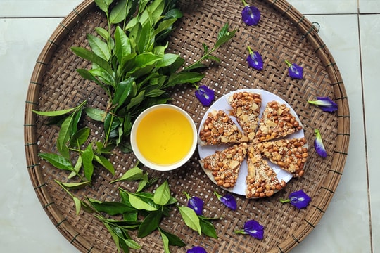 Nhâm nhi kẹo đậu, uống nước chè xanh