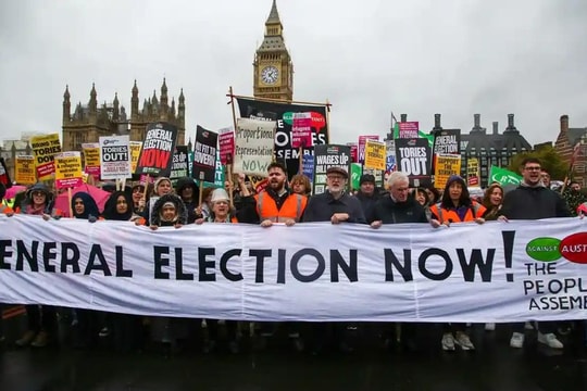 Anh: Biểu tình yêu cầu tổng tuyển cử