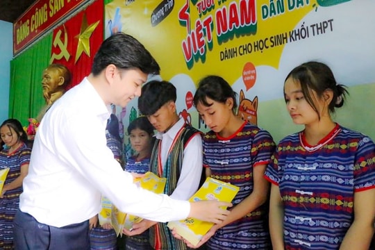 Bí thư Trung ương Đoàn thăm, tặng quà thầy cô giáo vùng cao Nam Trà My