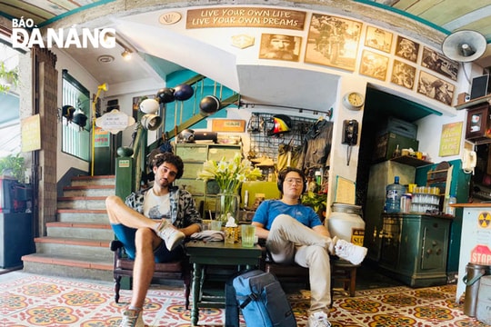 "Săn Tây" học tiếng Anh