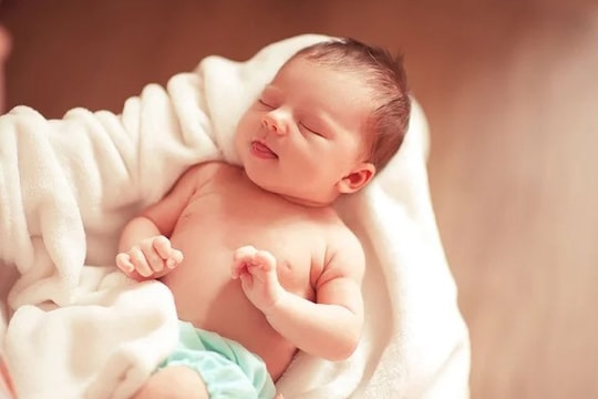 6 mẹo dân gian nuôi trẻ cực nguy hại, bác sĩ cảnh báo cha mẹ không nên áp dụng