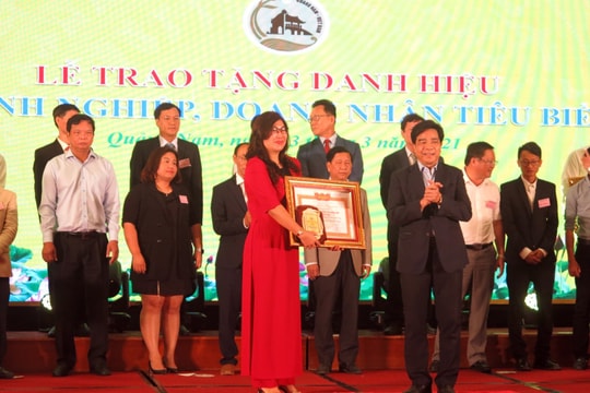 UBND tỉnh tặng danh hiệu doanh nghiệp, doanh nhân tiêu biểu cho 227 tập thể, cá nhân