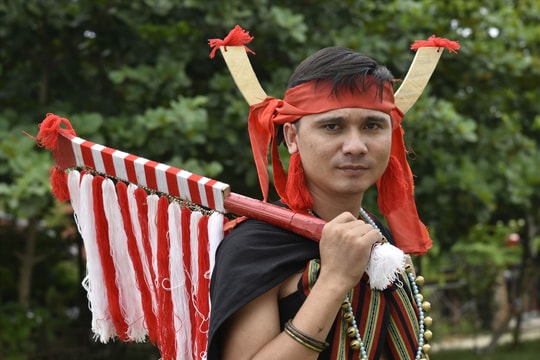 Bảo tồn trang phục truyền thống đồng bào Co trước ngưỡng cửa mai một