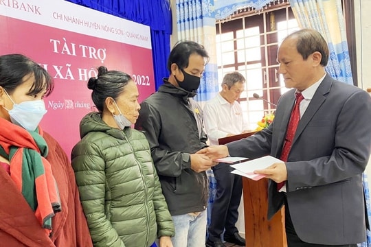 Agribank Nông Sơn hỗ trợ 50 hộ dân bị thiệt hại do thiên tai