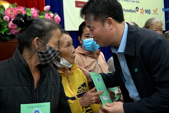 [VIDEO] -  Bảo hiểm xã hội san sẻ yêu thương