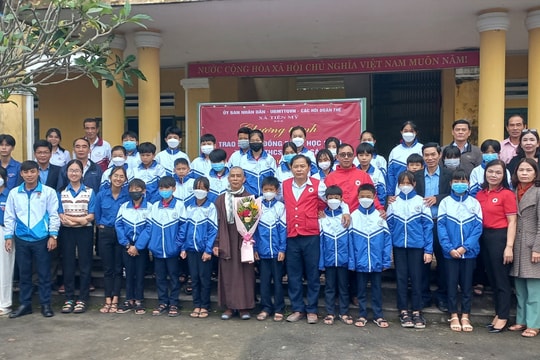 Trao tặng 275 áo ấm đồng phục cho học sinh trường THCS Võ Thị Sáu (xã Tiên Mỹ)