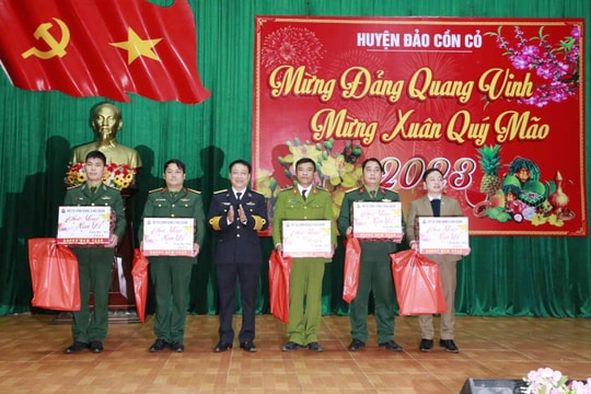 Bộ Tư lệnh Vùng 3 Hải quân thăm, chúc tết cán bộ, quân và dân huyện đảo Cồn Cỏ