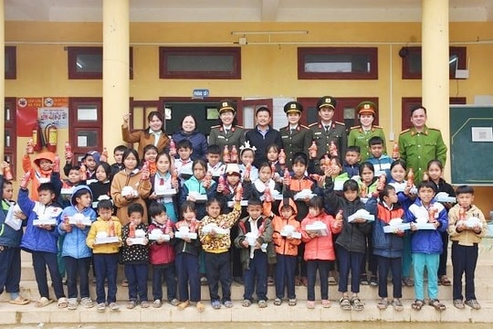 Nhiều suất quà tết đến với người dân vùng cao