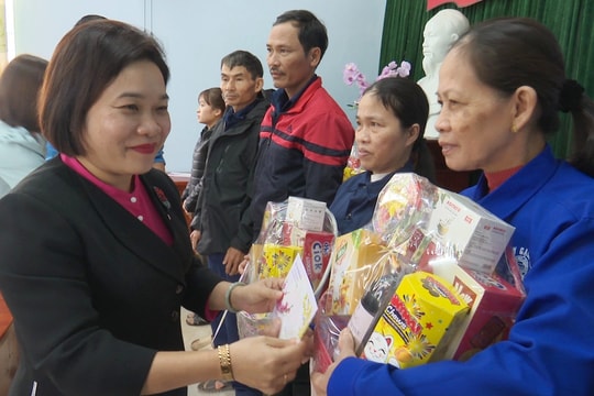 Liên đoàn Lao động Quảng Nam tặng quà tết công nhân khó khăn tại Đại Lộc