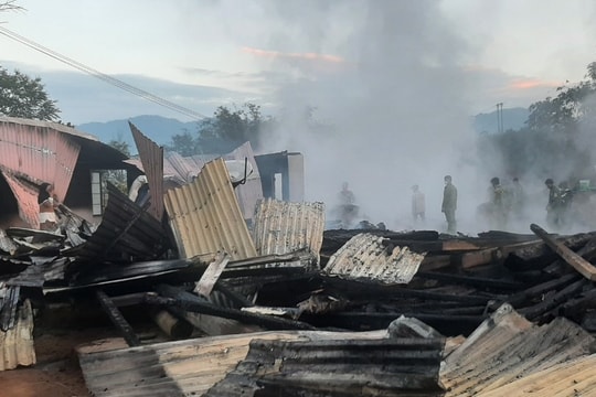 Đầu năm, lửa thiêu rụi nhiều ngôi nhà người dân biên giới Tây Giang