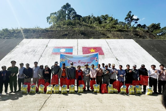 Tây Giang tặng quà người dân biên giới nước bạn Lào