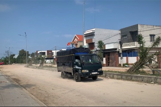 Thị trấn Hương An (Quế Sơn): Đường thi công dang dở, bụi bay mịt mù dân bức xúc