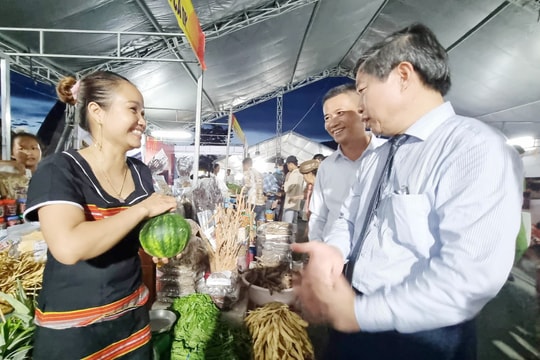 Nam Giang tổ chức phiên chợ đêm nông sản, ẩm thực