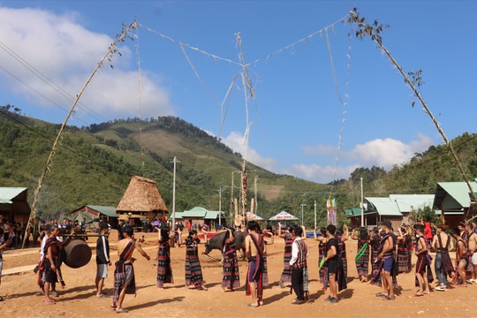 Người dân thôn Z’lao (xã Dang) mừng gươl mới