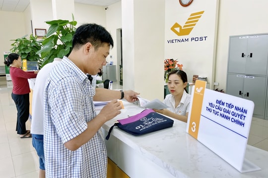 Nam Giang giải quyết thủ tục hành chính qua dịch vụ bưu chính công ích
