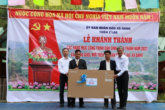 Công ty CP Thủy điện A Vương tặng ti vi cho gươl mới thôn Z'lao