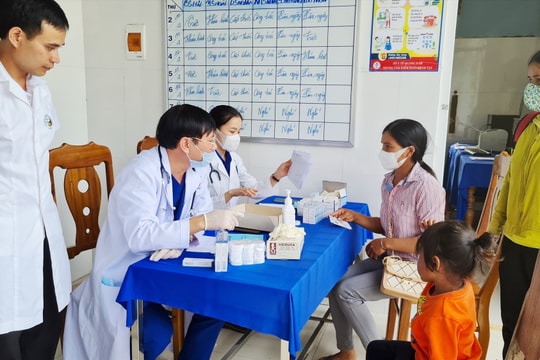 Khám chữa bệnh ghẻ ngứa cho người dân xã Trà Vân