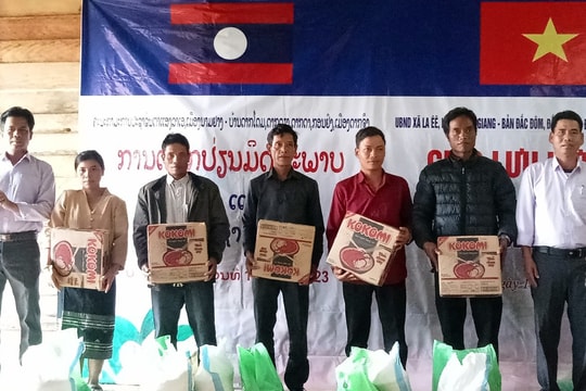 Xã La Êê tặng gạo các thôn kết nghĩa biên giới Đắc Chưng nhân dịp Tết cổ truyền Bunpimay