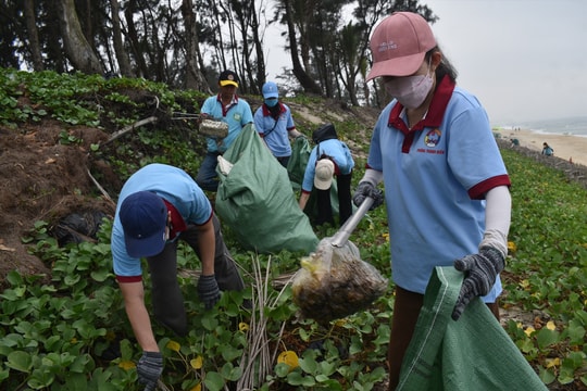 Làm sạch bờ biển An Bàng