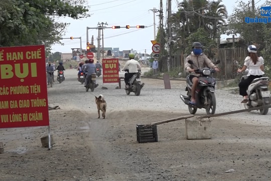 [VIDEO] - Bụi mù trời, người dân thị trấn Núi Thành bức xúc