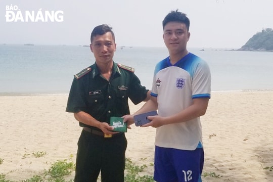 Bộ đội biên phòng nhặt được điện thoại Iphone 14 Promax và trả lại cho người mất