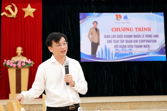 Doanh nhân Lê Hùng Anh giao lưu với thanh niên Nam Giang