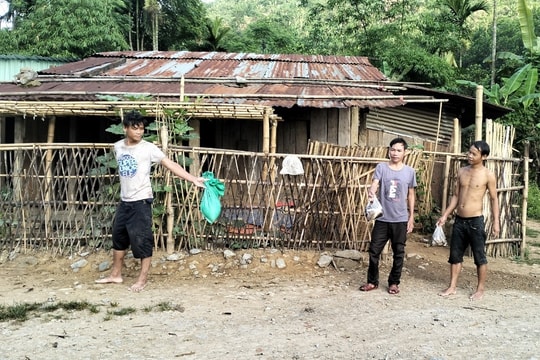 Cá chết hàng loạt trên sông nước Bươu xã Trà Cang