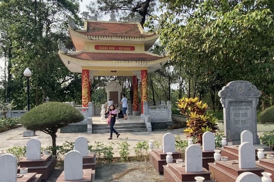 [VIDEO] - Viếng hương Nghĩa trang liệt sĩ Trường Sơn