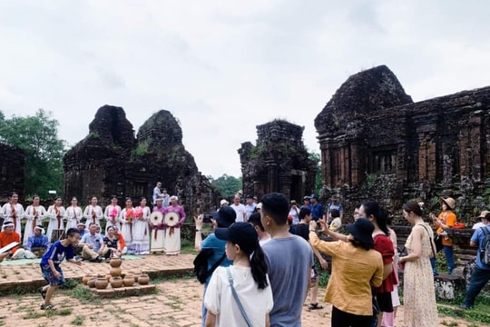 Hơn 2.000 lượt khách đến di tích Mỹ Sơn